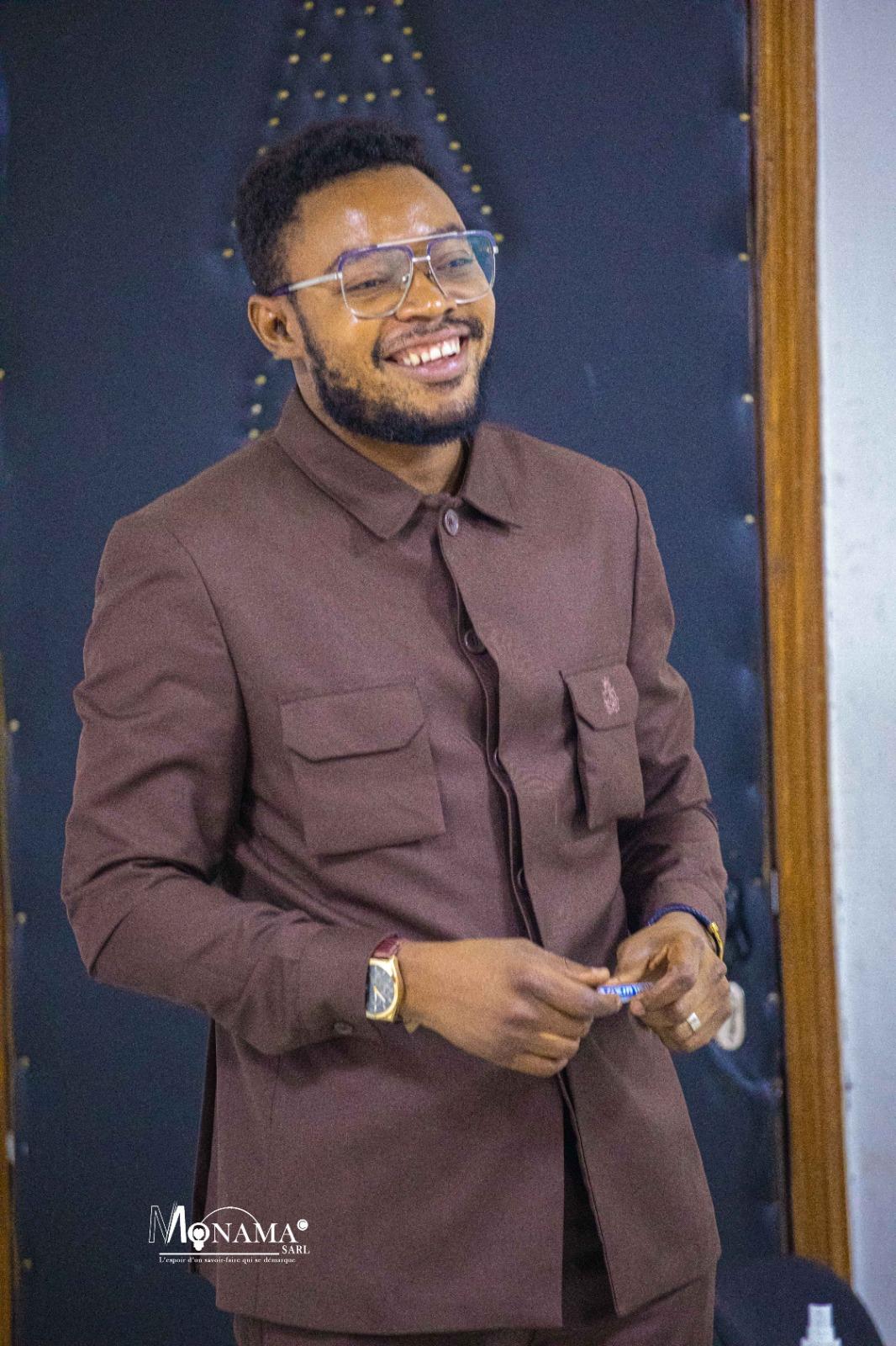 Professionnelle souriante en tenue de bureau